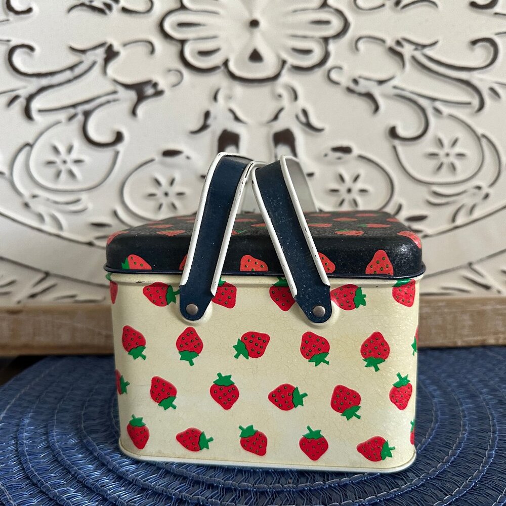 Vintage Potpourri Press Strawberry Tin with Handles  Made in USA Greensb…
